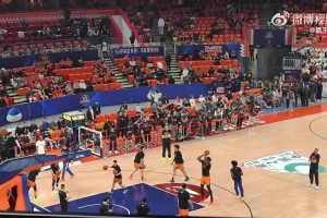 篮框都要打歪了！看看上海男篮赛前的投篮热身，真的铁啊😂