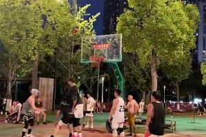 当一位2米23的选手去到野球场，那别人还打个屁啊😂