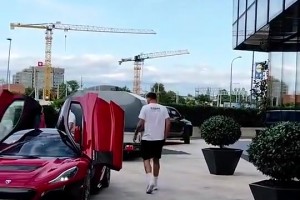 懂车的吧友来看看，东契奇这辆红色的超跑是啥车呀？看着好帅！